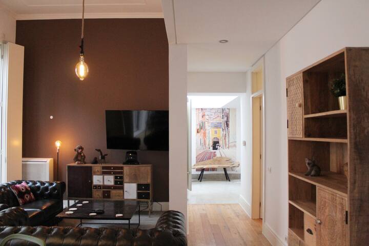 Flores – Triplex in Chiado w/ terrace & parking! gallery image 4