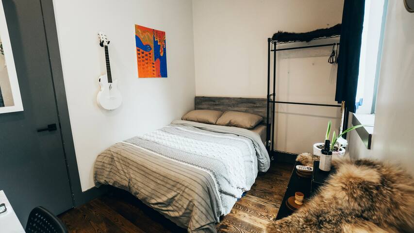 Fabulous 4 Bdrm Duplex with a Backyard gallery image 2