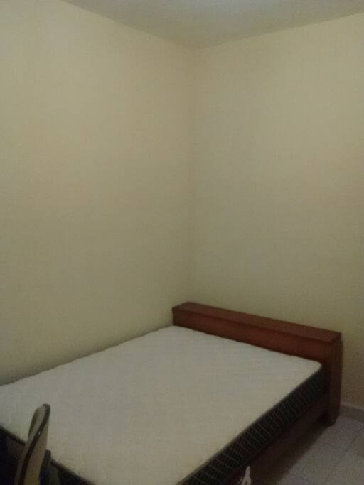 Cama de casal com colchão novo, Mesinha com cadeira e guarda Roupa
