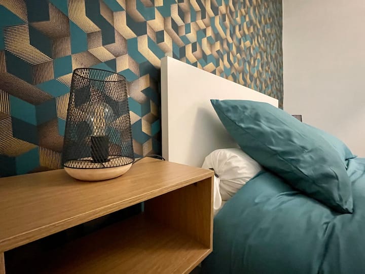 2号卧室配有连接电视 
储物柜
浴室用品
书桌