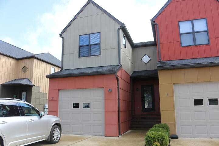 Athens City Townhouse Modern Clean 2 Masters Iniums Athens City Townhouse Modern Clean