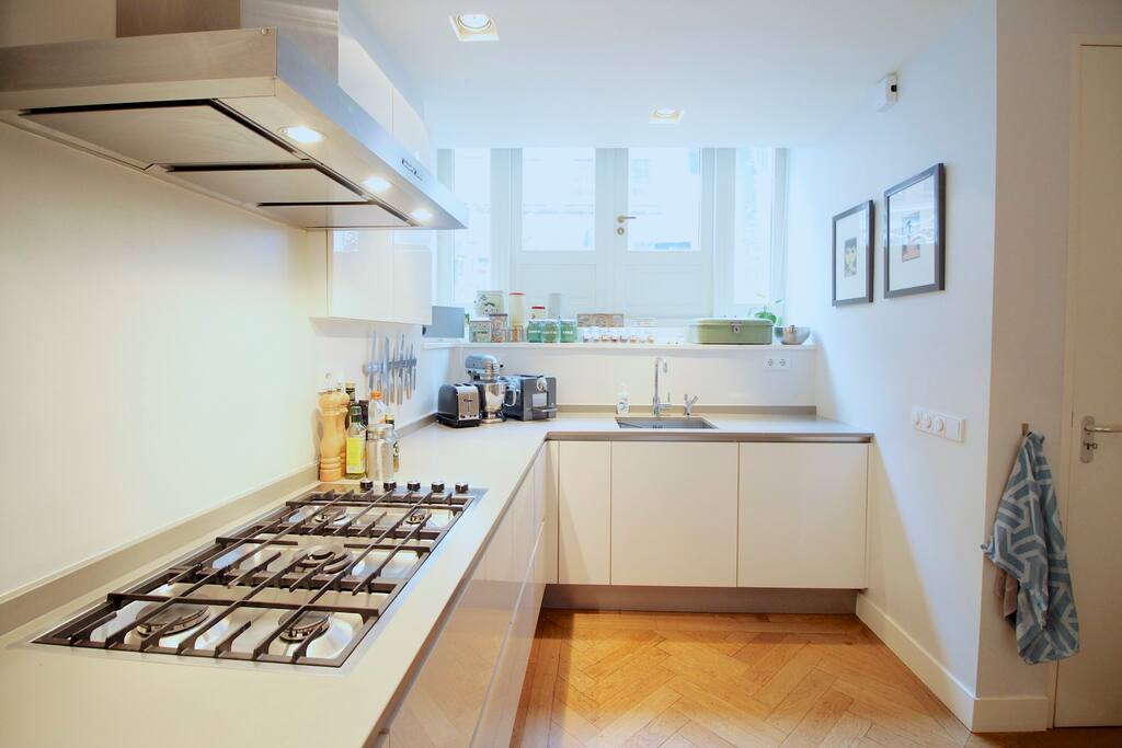 A 5 hob stove with high power center burner.