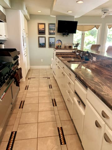 Spectacular Waterfront Home gallery image 4