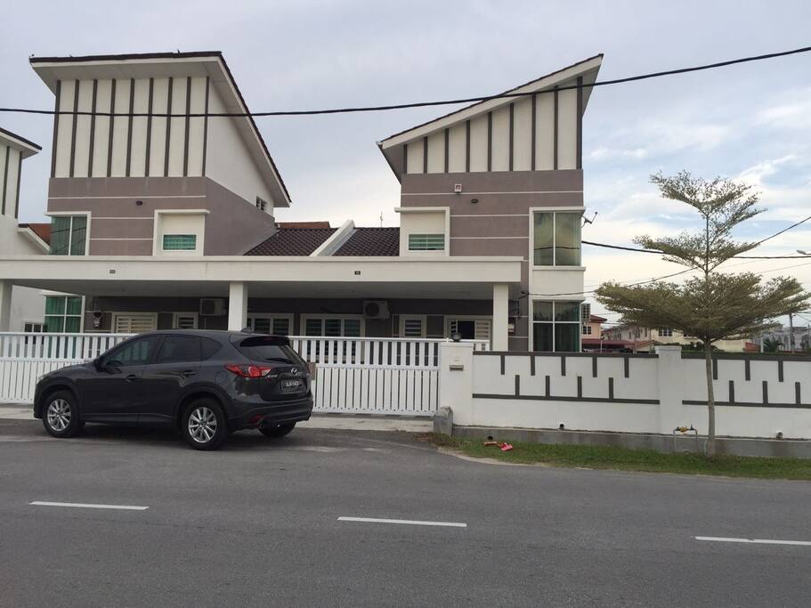 A cosy fully furnished One and a Half Storey Semi-D with garden in a pristine housing area.