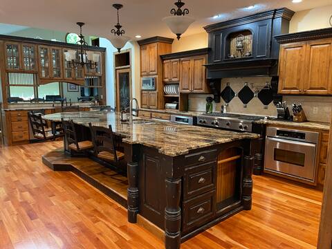 6 bdr 5 ba luxury home. Sleeps 14.  5 min (1-80)