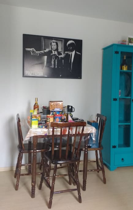 Mesa e cadeiras. Os objetos foram retirados após a foto :).