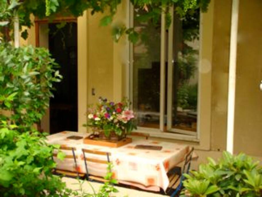 Table sous la véranda pour les joyeux déjeunés de l'été