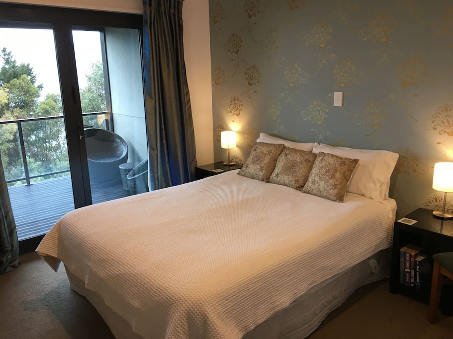 Queen size bed with top quality cotton sheets and electric blanket