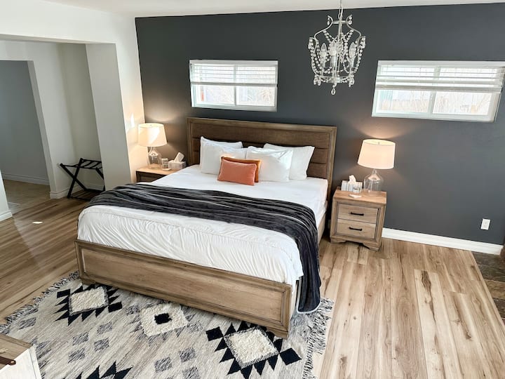 La suite principal incluye cama tamaño king y una nueva mejora del piso LVT.