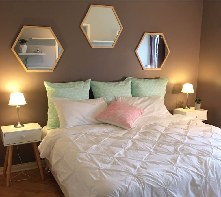 Comfortable queen size bed which converts to 2 single twin share. This room is spacious with ocean views. It shares a well appointed bathroom and toilet with the adjacent bedroom. Privacy locks ensures you will have complete privacy when the other room is occupied.