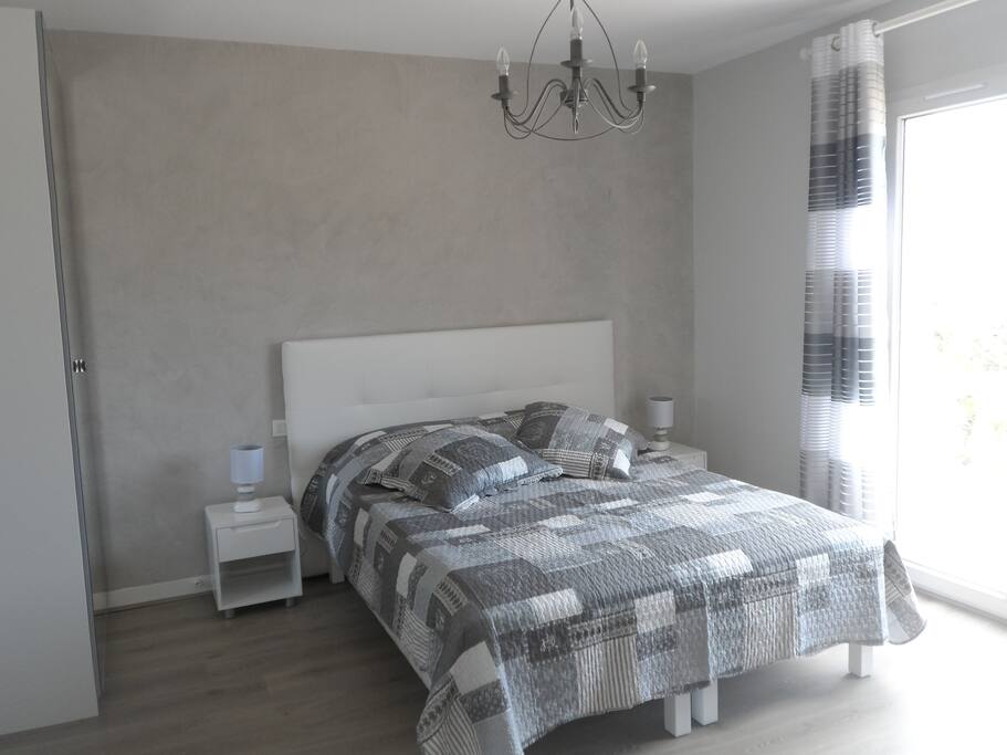 chambre parentale avec bureau, télévision, accès direct SDB (rangements)