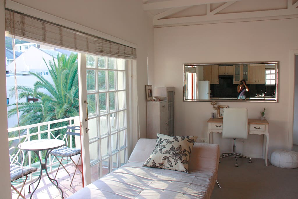 Light, airy double volume loft ceiling with sliding doors onto a balcony with gorgeous views. Chill on the day bed, gaze at Table mountain and daydream.