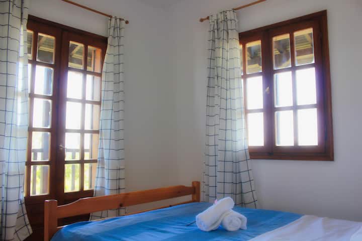 Ფართო ვილა ნიკიტიში - საძინებელი 4 (1 ორადგილიანი საწოლი), აივანზე გასასვლელით