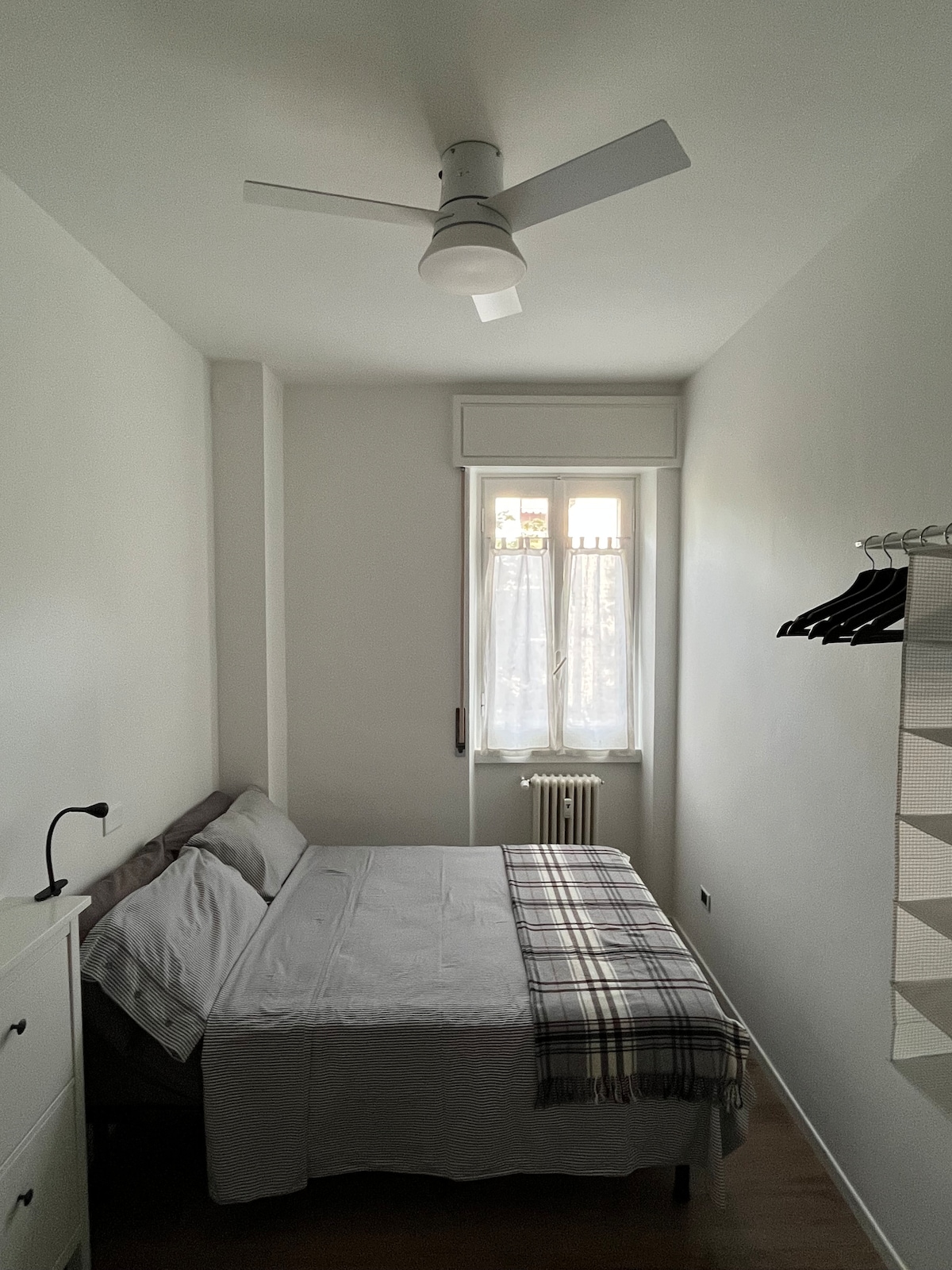 Спална соба во септември 2022 година по реновирањето.
Супер удобниот нов душек (140x190 см) ќе ви помогне да се опоравите од интензивниот ден на разгледување знаменитости/шопинг!