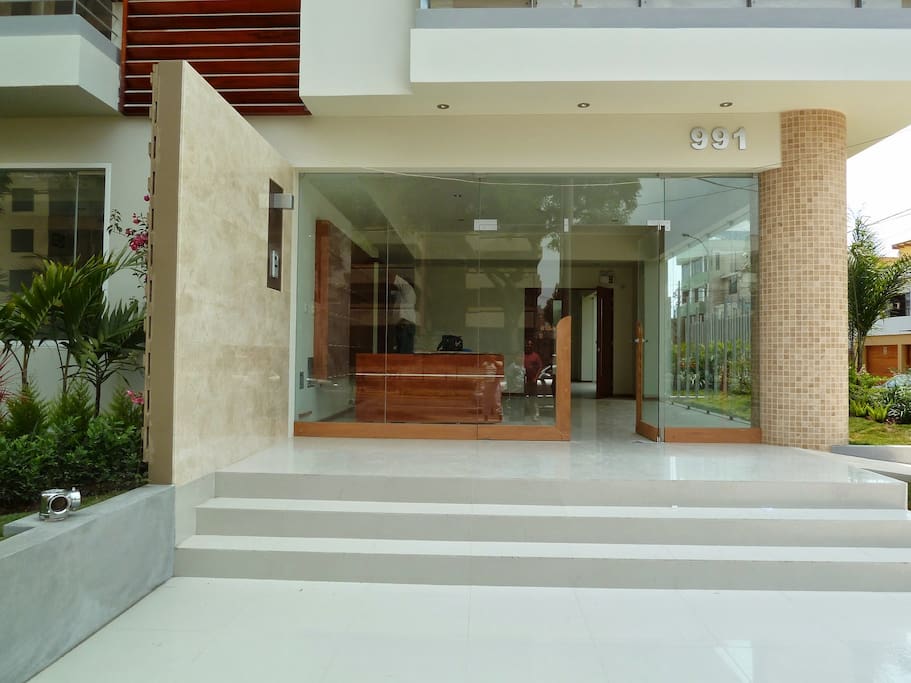 Entrada al edificio / Building entrance