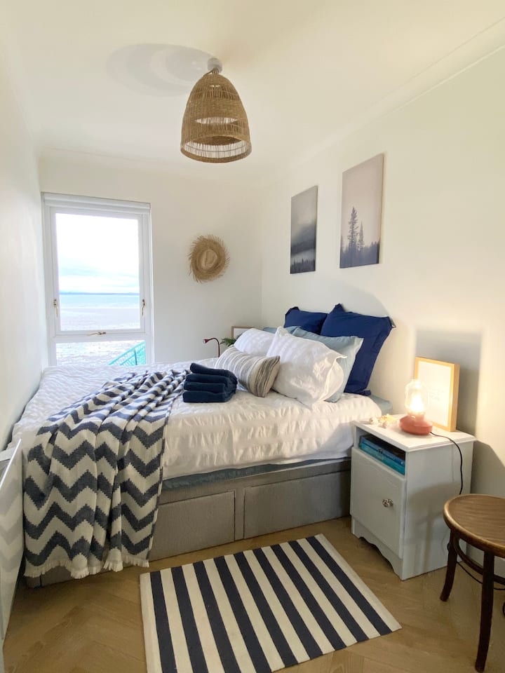 ห้องนอนที่สองอบอุ่นสุดๆพร้อมเตียงขนาดคิงไซส์ (หรือเตียงเดี่ยว 2 เตียงหากคุณต้องการ) เน้นที่จะทำให้วิวอ่าวสูงสุดซึ่งหมายความว่าสามารถเข้าถึงได้จากด้านเดียวเท่านั้น! แต่ก็คุ้มค่าอยู่นะ! 