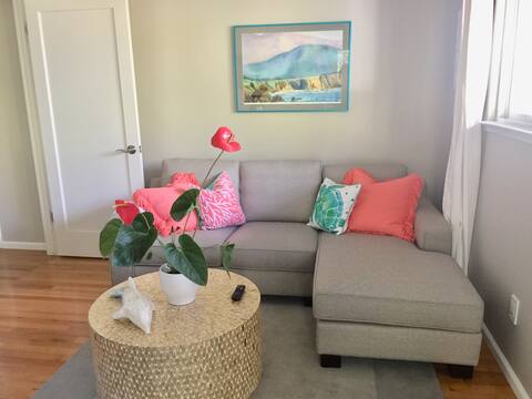 Gorgeous private suite, walk to beach.
