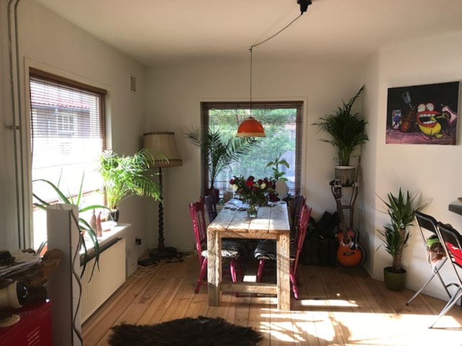 Livingroom with dinnertable