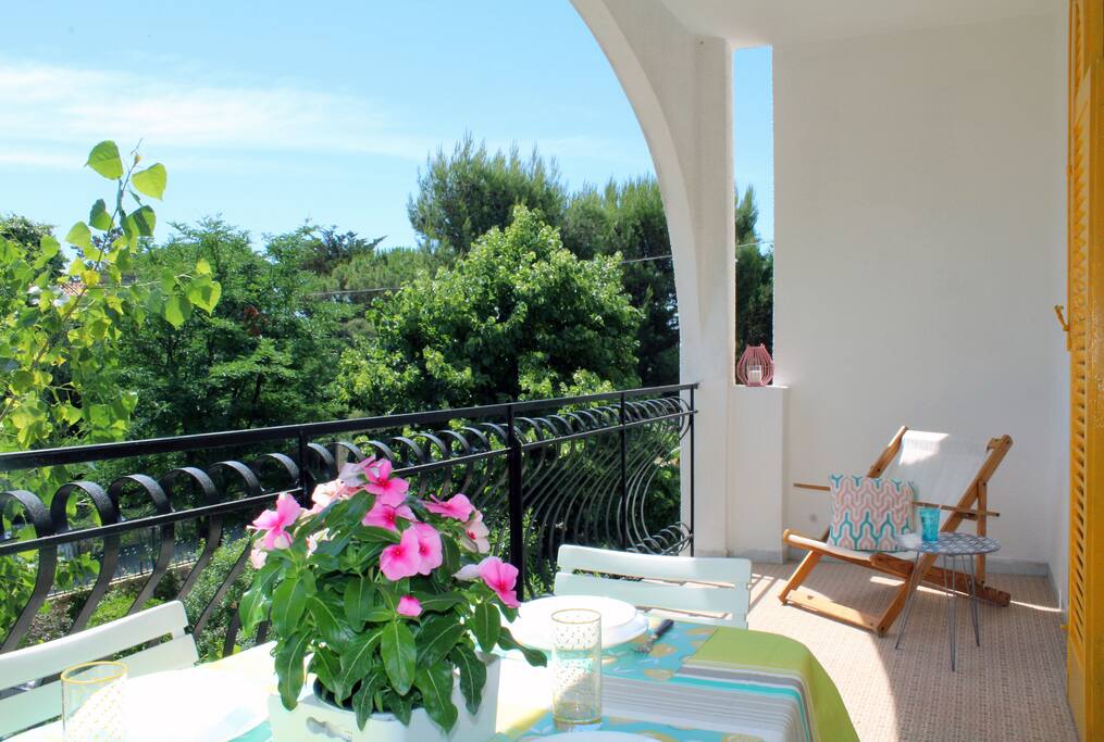 Big Terrace surrounded by greenery with 4 seats + table and deckchair.
