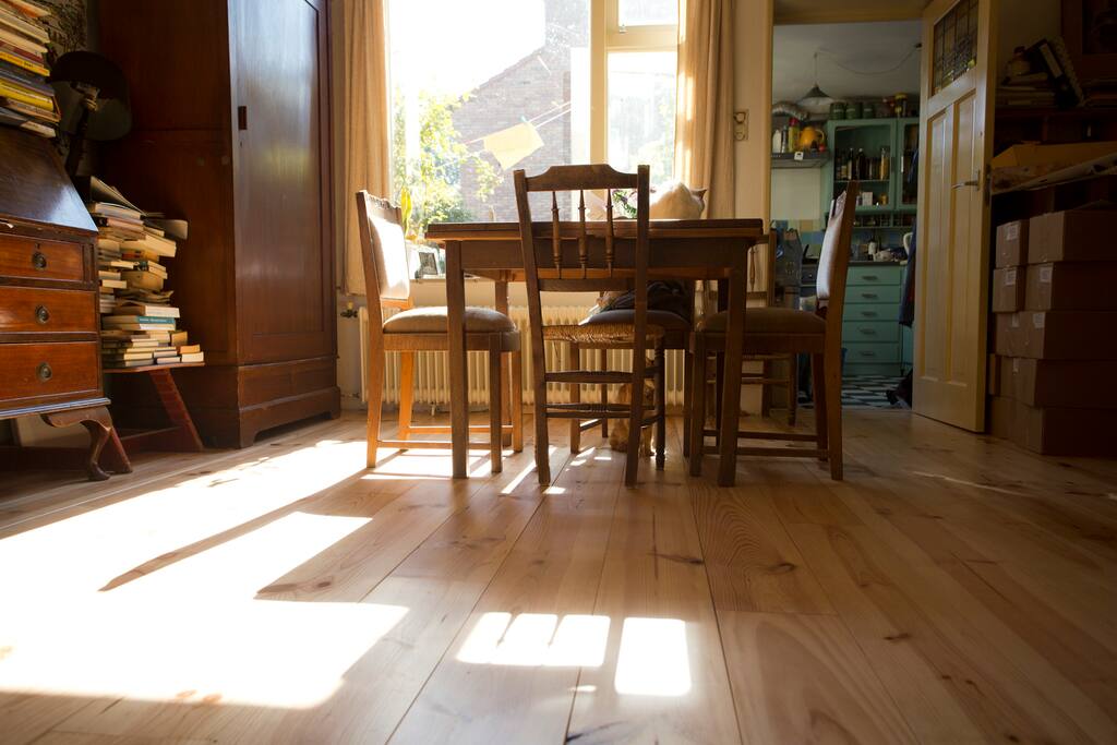 Sunny livingroom. Table and chairs. Curtains and central heating in all rooms.