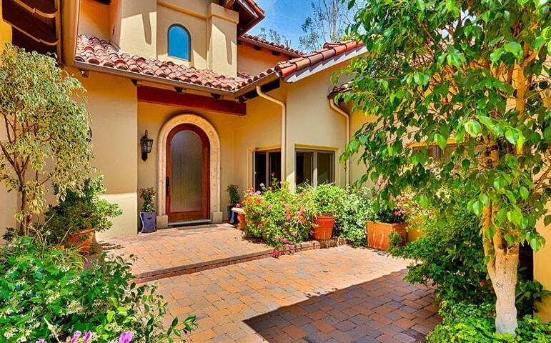 Luxury Villa in gated community in Beverly Hills gallery image 2