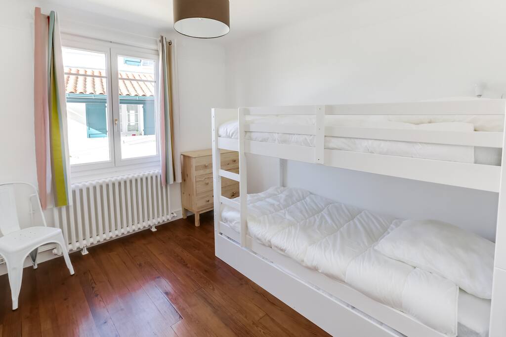 La chambre d'enfant avec 1 lit tirroir