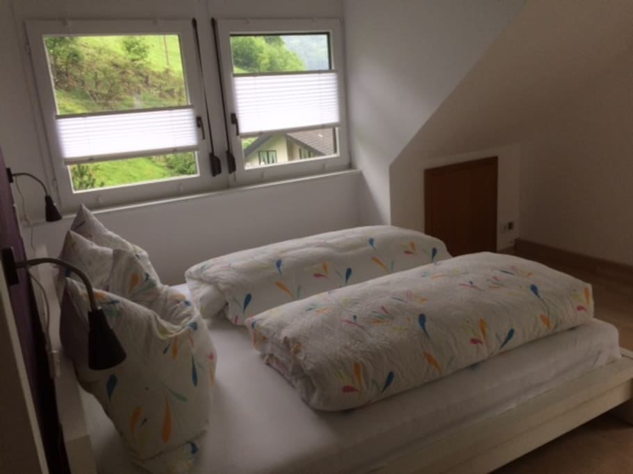 Schlafzimmer mit Doppelbett 1,80 x 2,00m