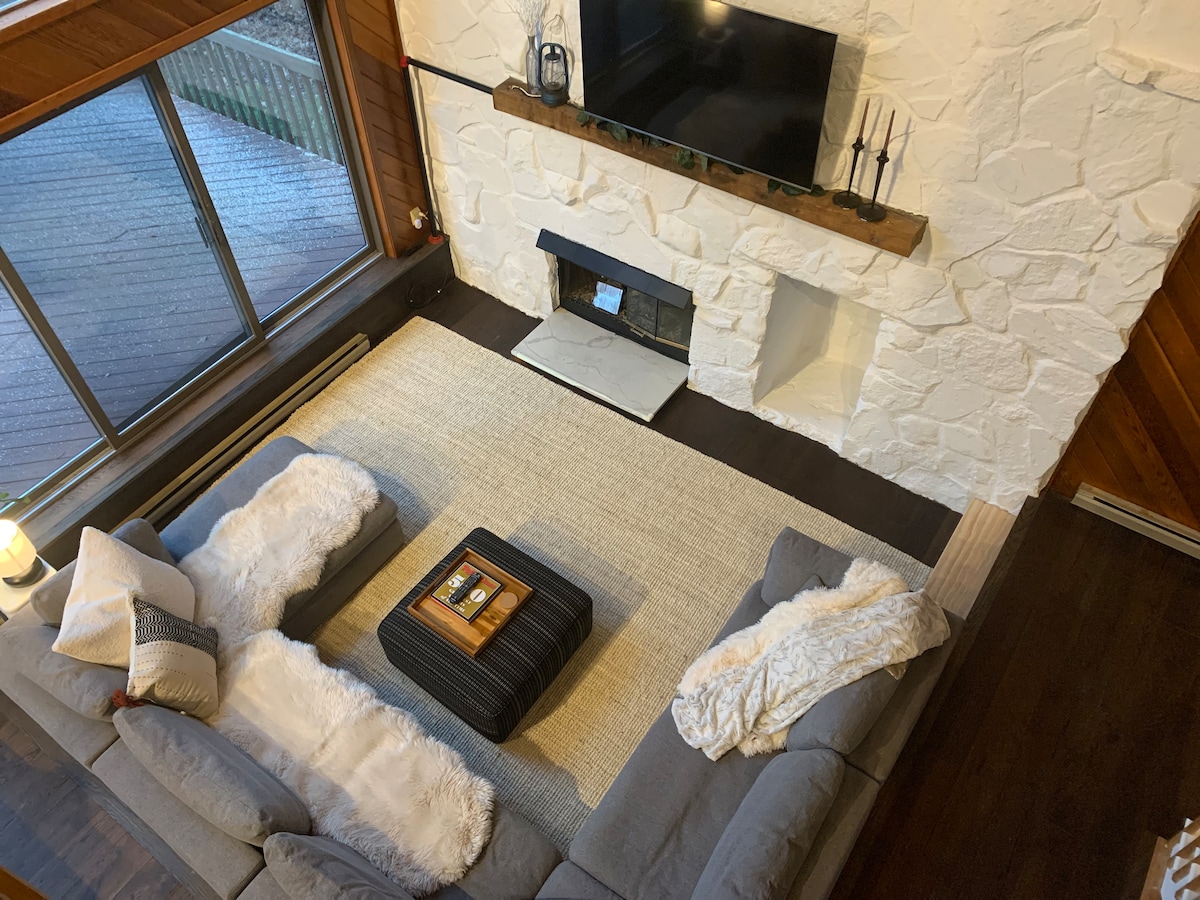 Всекидневната (2 - ро ниво) има 65 - инчов смарт телевизор Samsung и газова камина с дистанционно управление