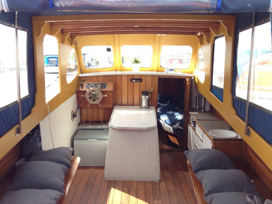 Styrhuset, lounge og køkken til højre, og indgang til kahytten med de 4 voksne sovepladser. Brede ca. 2.70 meter. Opvarmet med en varmluftblæser og 2 olieradiatorer, så man kan fint holde varmen i efterårssæsonen :) :) :)