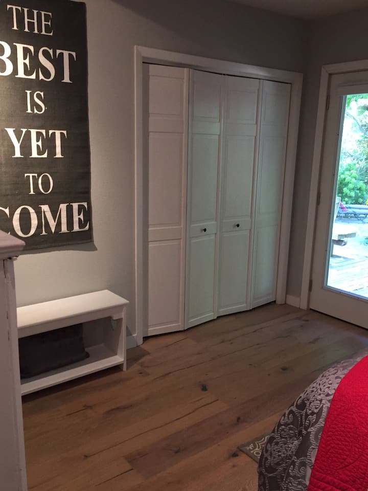 Ormar/ praonica rublja u stražnjoj spavaćoj sobi