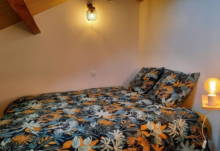 Საძინებელი ორადგილიანი საწოლით.