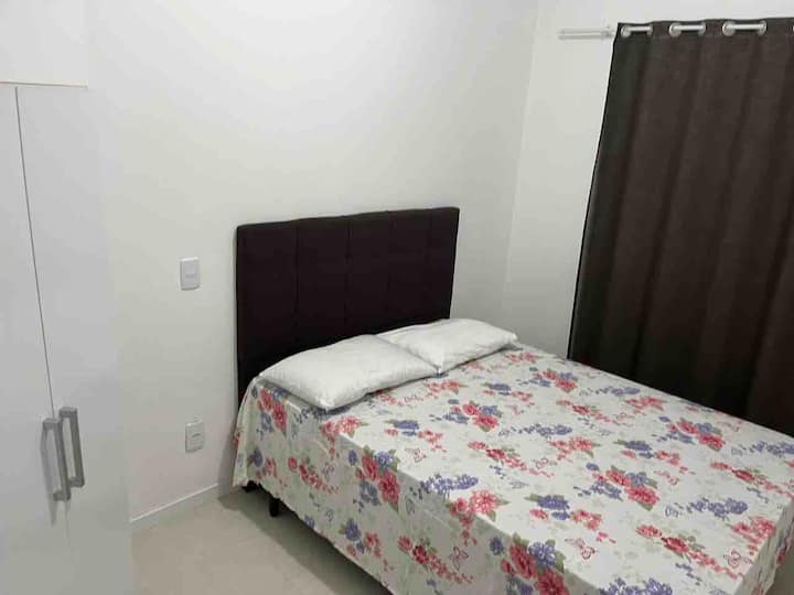 Საძინებელი 2 ‑ ორადგილიანი საწოლი, 1 ორკარიანი გარდერობი და კონდიციონერი.