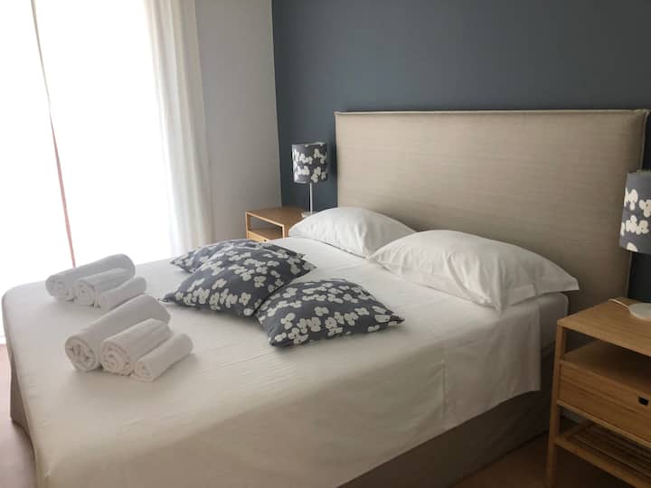Dormitorio con cama doble (160x200) y escritorio.