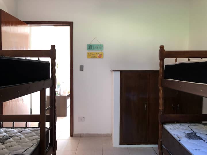 我们的公寓04有两张双层床的单人房，最多可入住4人 