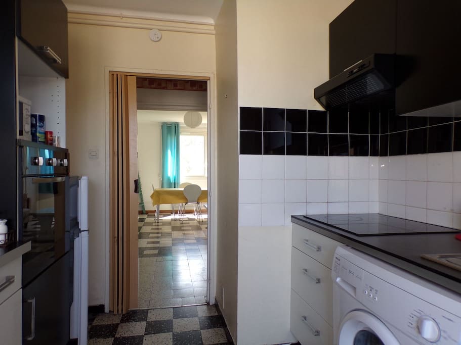 appartement traversant / vue sur la cuisine et le séjour (ces 2 pièces ont des balcons)