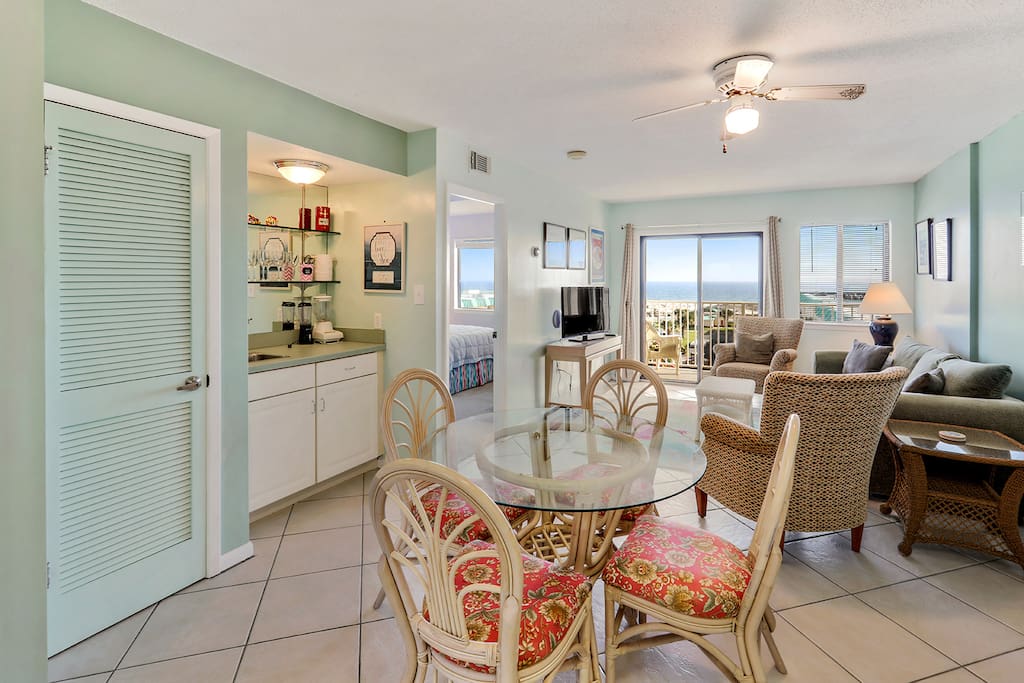 Wet bar & dining table