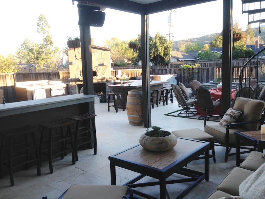 Outdoor Kitchen and Pizza Oven