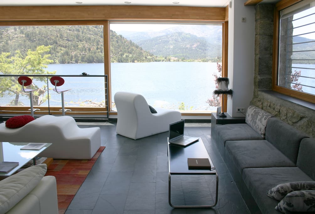 Salón con chimenea
