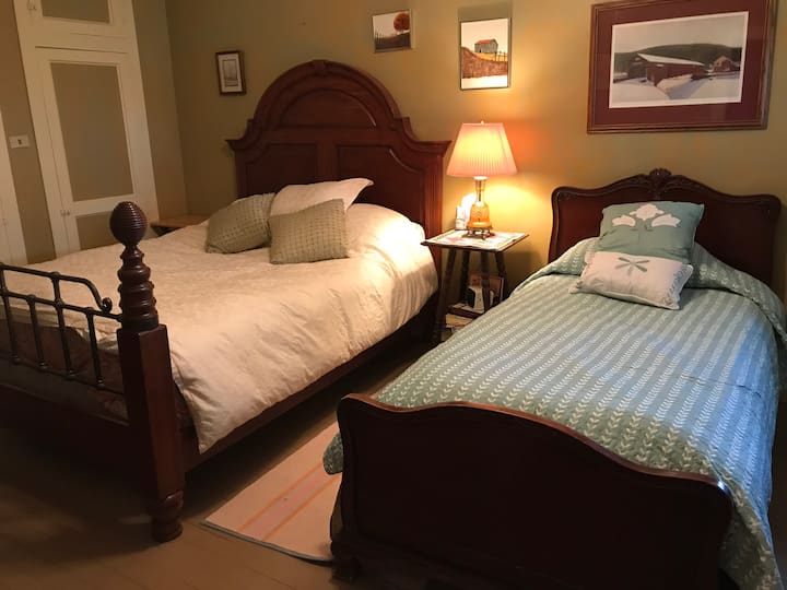 2楼3号卧室配有标准双人床和单人床（最多2名成人和1名儿童）