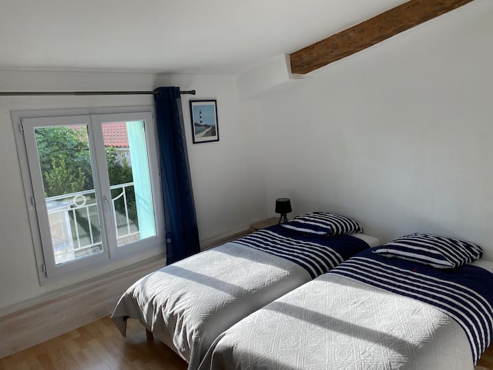 2 lôžka 90 x 200 cm alebo 1 posteľ 180 x 200 cm.  2 prikrývky 140 x 200 cm alebo 1 perina 220 x 240 cm.