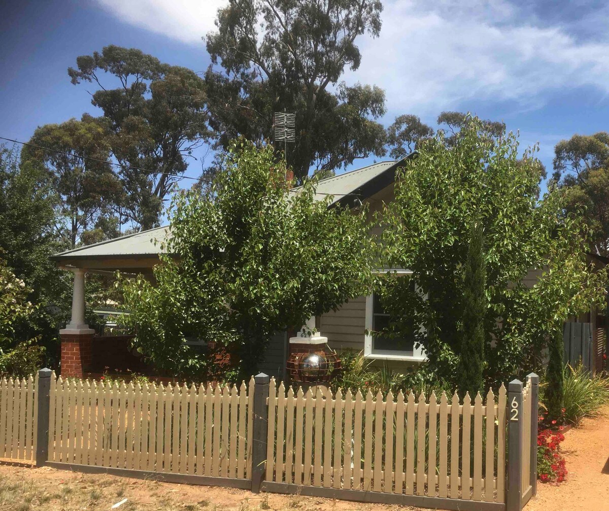May’s Cottage 1926 California Bungalow Houses for Rent in Wedderburn