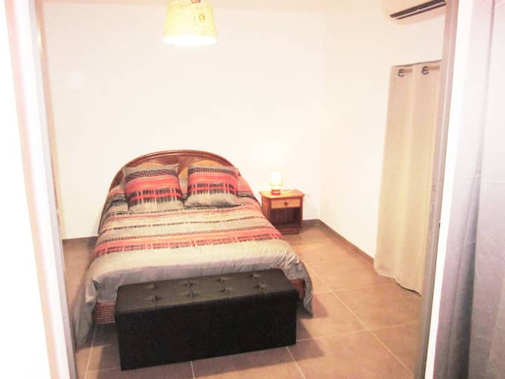 غرفة نوم 1 مع خزانة تخزين