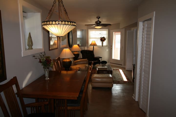 Garden Crashpad 2BR near Blue Line