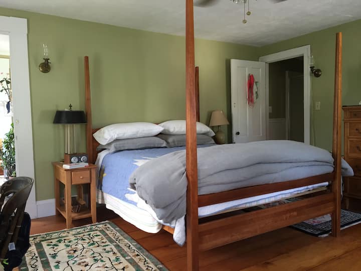 Cozy North-Facing Room with Private Bath