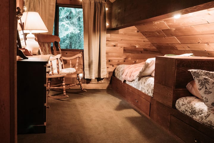 Dormitorio loft #2 con una cama tamaño queen y una cama doble.