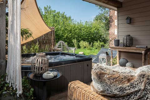 SUITE WITH HOT TUB AND SAUNA FOR 2