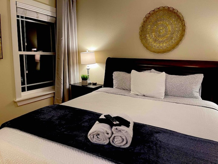 マスターベッドルーム、キングサイズベッド、ドレッサー、ウォークインクローゼット、バスタブ、シャワー、ダブルシンクを備えたマスターバスルーム。 