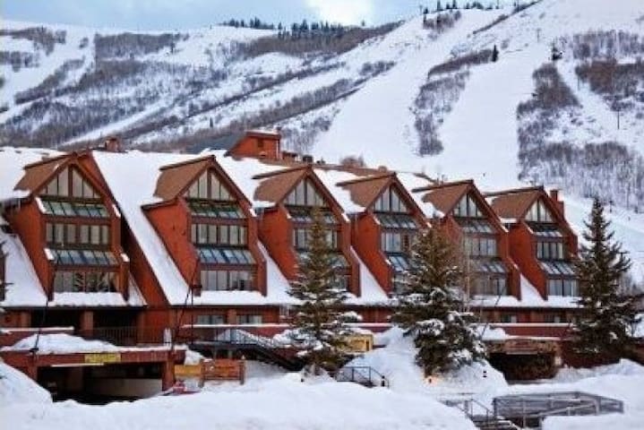 Awesome SKI-IN-SKI-OUT Condo In heart of Old Town!