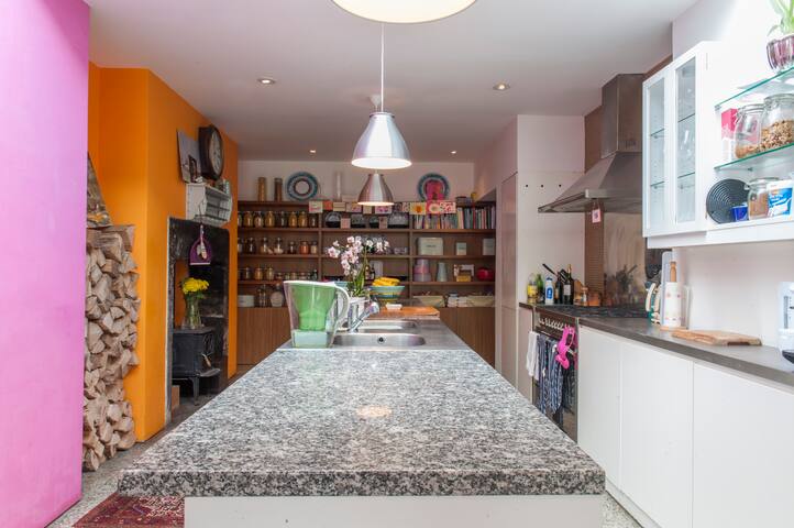 Victorian Fully Renovated 5 Bedroom House gallery image 2