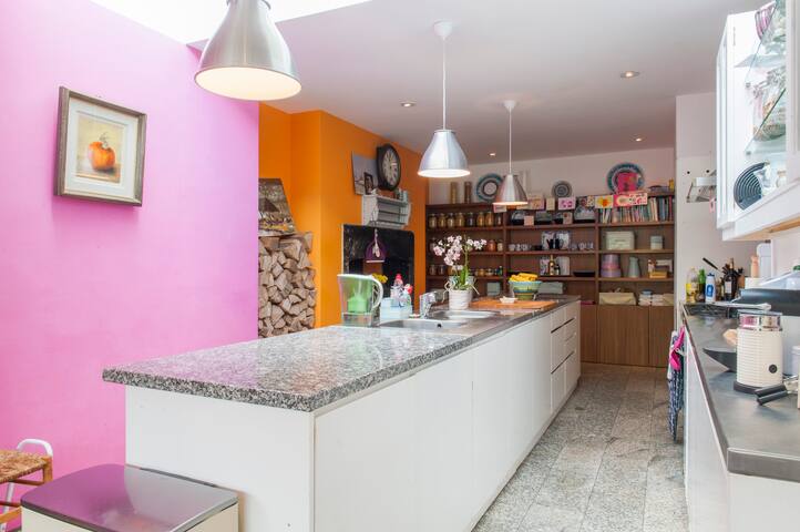 Victorian Fully Renovated 5 Bedroom House gallery image 3